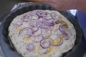 Focaccia cu ceapa si branza de capra