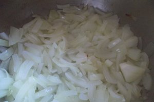 Pastai cu rosii si sos de ceapa si usturoi