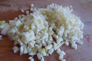 Pastai cu rosii si sos de ceapa si usturoi