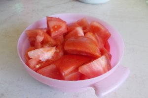 Pastai cu rosii si sos de ceapa si usturoi