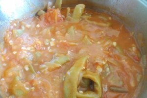 Pastai cu rosii si sos de ceapa si usturoi