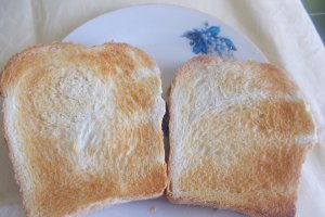 Pastai cu rosii si sos de ceapa si usturoi