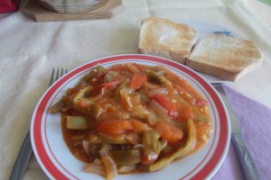 Pastai cu rosii si sos de ceapa si usturoi