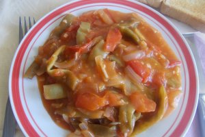 Pastai cu rosii si sos de ceapa si usturoi