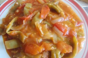 Pastai cu rosii si sos de ceapa si usturoi