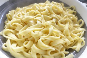 Paste Fettuccini cu curcan, smantana si ciuperci