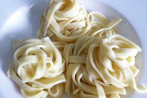Paste Fettuccini cu curcan, smantana si ciuperci