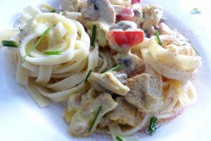 Paste Fettuccini cu curcan, smantana si ciuperci