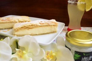 Desert cremsnit cu foietaj de casa si aroma intensa de cocos