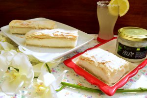 Desert cremsnit cu foietaj de casa si aroma intensa de cocos
