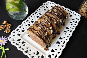 Desert rulada cu nuca si crema de ciocolata