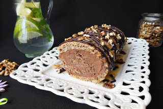 Desert rulada cu nuca si crema de ciocolata