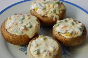 Aperitiv ciuperci umplute cu crema de branza si legume
