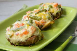 Aperitiv ciuperci umplute cu crema de branza si legume