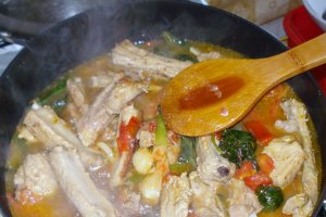Costite de porc cu spanac si rosii