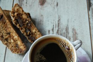 Desert biscotti cu alune, cafea si bucati de ciocolata