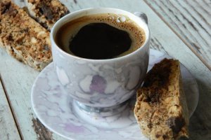 Desert biscotti cu alune, cafea si bucati de ciocolata
