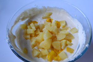 Desert prajitura cu crema de branza, mango si ananas
