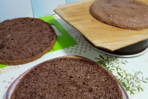 Desert tort cu crema de ciocolata si jeleu de fructe de padure