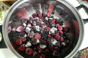 Desert tort cu crema de ciocolata si jeleu de fructe de padure