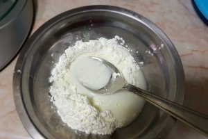 Desert tort cu crema de ciocolata si jeleu de fructe de padure