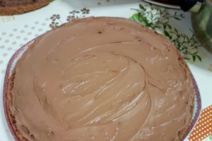 Desert tort cu crema de ciocolata si jeleu de fructe de padure