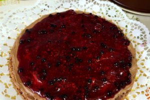 Desert tort cu crema de ciocolata si jeleu de fructe de padure