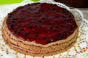 Desert tort cu crema de ciocolata si jeleu de fructe de padure