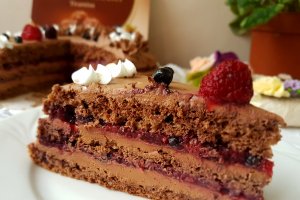 Desert tort cu crema de ciocolata si jeleu de fructe de padure