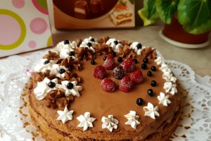 Desert tort cu crema de ciocolata si jeleu de fructe de padure