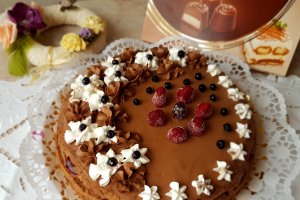 Desert tort cu crema de ciocolata si jeleu de fructe de padure