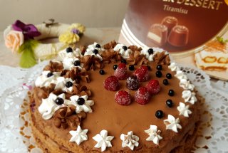 Desert tort cu crema de ciocolata si jeleu de fructe de padure