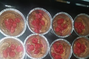 Desert briose cu ciocolata si zmeura