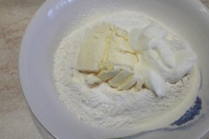 Aperitiv placinte cu vinete, ardei si telemea