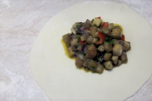 Aperitiv placinte cu vinete, ardei si telemea