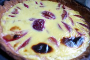 Desert tarta cu prune si crema
