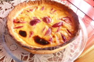 Desert tarta cu prune si crema