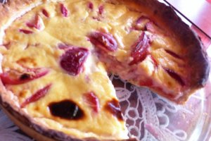 Desert tarta cu prune si crema
