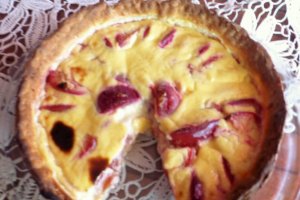 Desert tarta cu prune si crema
