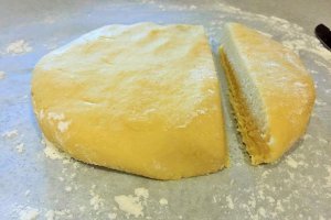 Aperitiv tarta Cheddar cu rosii cherry