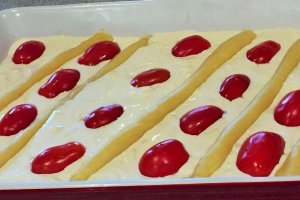 Aperitiv tarta Cheddar cu rosii cherry