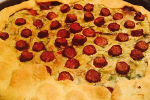 Aperitiv tarta cu ciuperci si carnaciori