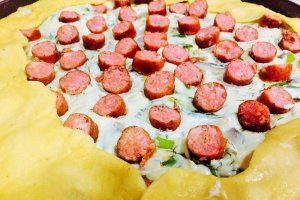 Aperitiv tarta cu ciuperci si carnaciori