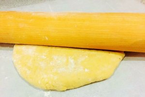 Aperitiv tarta cu ciuperci si carnaciori