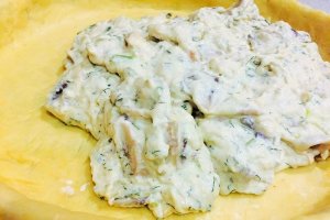 Aperitiv tarta cu ciuperci si carnaciori