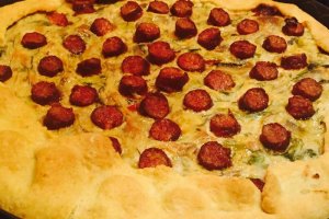 Aperitiv tarta cu ciuperci si carnaciori