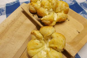 Aperitiv placintele fragede cu branza