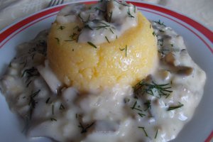 Ciulama de champignons cu mamaliguta