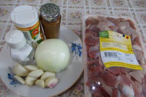 Reteta simpla si economica de Pipote de pui, in sos de ceapa si usturoi