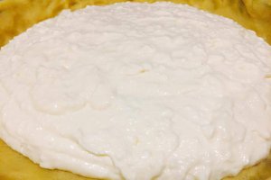 Desert tarta cu branza dulce si gem de caise